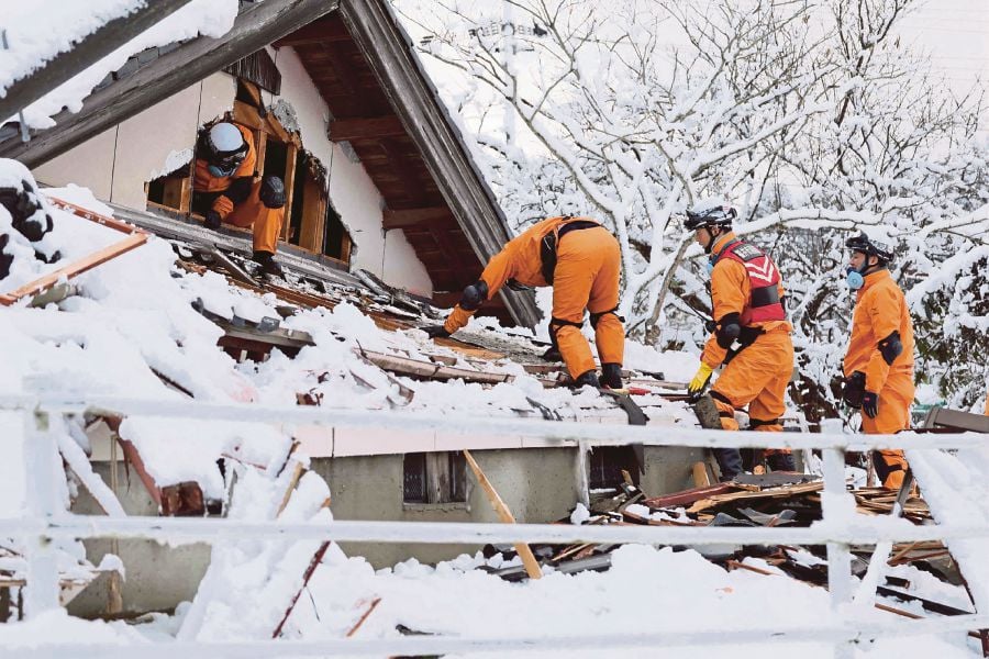  Firefighters searching for survivors in snow-covered ruins in Suzu, Ishikawa prefecture, yesterday, a week after an earthquake struck the region on New Year’s Day. AFP PIC