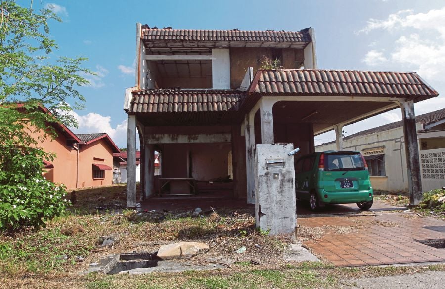 An abandoned house inTaman Kubang Buaya, Kuantan, is breeding grounds for pests, say residents. Pix by Muhammad Asyraf Sawal