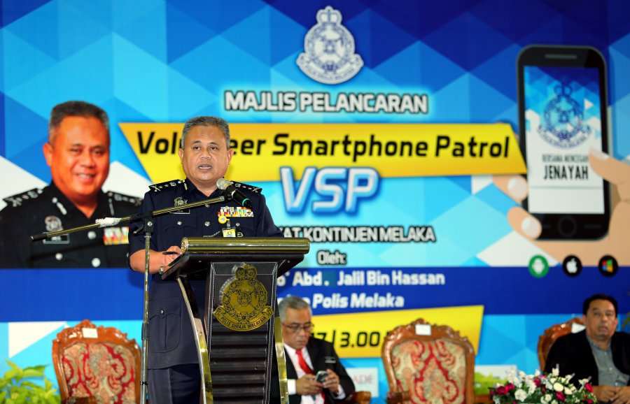 State Police Chief Datuk Abdul Jalil Hassan addressed the Melaka State Level Smartphone Patrol (VSP) launching ceremony at Mahkota Parade Shopping Center, Banda Hilir. (pix by RASUL AZLI SAMAD)