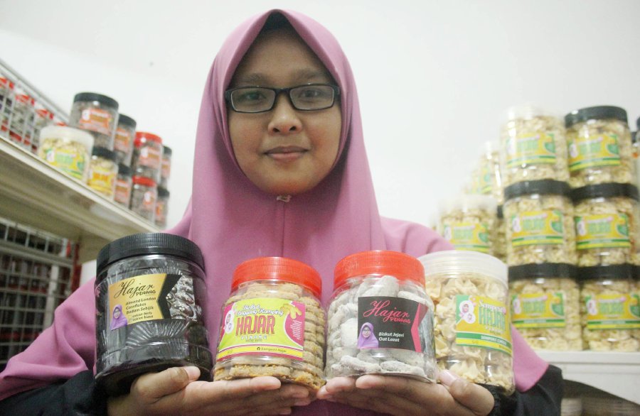 Graduate Siti Hajar Yusoff, 27, decided to experiment and introduced varieties for Samperit, namely, cornflakes, chocolate cornflakes, chocolate and cheese. (Pic by ZUHAINY ZULKIFFLI)