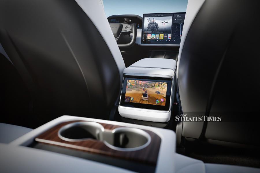 Tesla already offers video games in its cars (here, the Model S), but the announced arrival of Steam could bring many more gaming options.