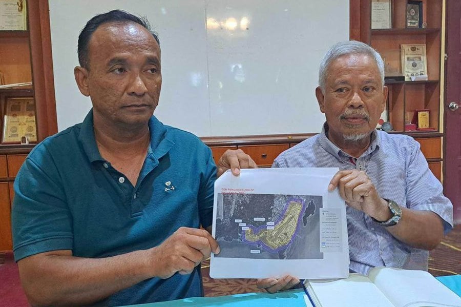 Action Committee Against Foreign Workers’ Hostel Construction in Teluk Kumbar chairman, Professor Dr Muhammad Idiris Saleh (right), said they conveyed their stand to Chief Minister Chow Kon Yeow yesterday (January 9) and he agreed to study the matter. 