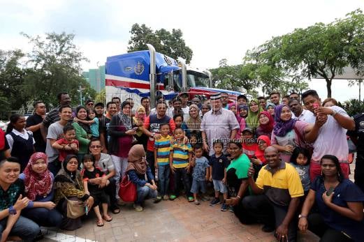 Johor Sultan Takes World S Most Expensive Mack Truck For A Spin