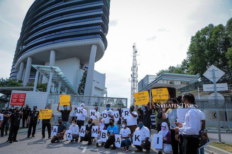 A group of PKR Youth members staged a peaceful protest urging Tan Sri Azam Baki to step down as the Malaysian Anti-Corruption Commission (MACC) chief commissioner. -NSTP/ASYRAF HAMZAH