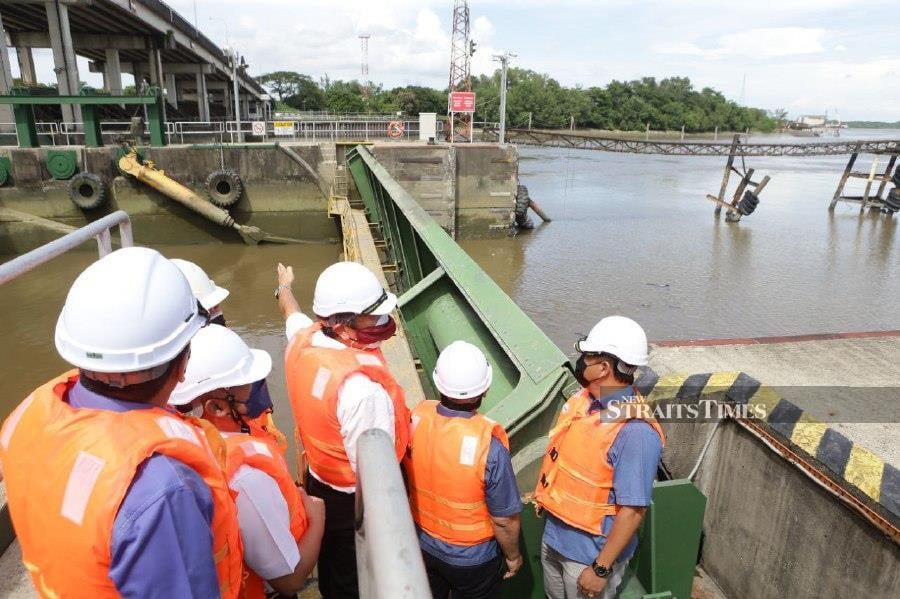 Sarawak Transport Minister Datuk Lee Kim Shin said real-time data of rainfall and water level in the upper, middle and lower catchments of Sungai Sarawak are transmitted every 30 minutes to the control room to ensure the barrage could operate effectively to manage floods. -NSTP/NADIM BOKHARI