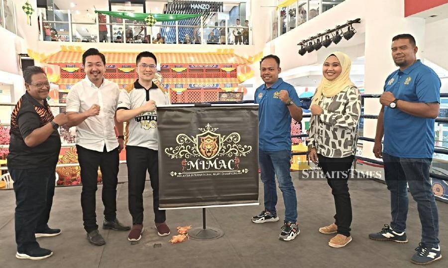 Taiping MP, Wong Kah Woh (third from left) with the official Malaysia International Muay Championship (MIMAC) logo at Taiping Mall. Also in the photo is Perak Tomoi Association director Mohd Ezry Azamin (fourth from left). NSTP/SHAIFUL SHAHRIN AHMAD PAUZI