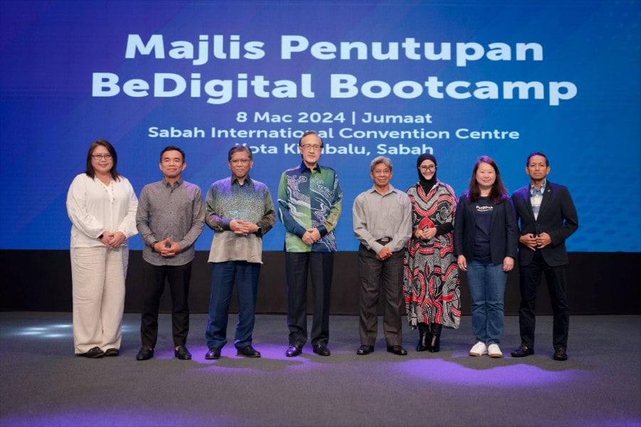 Sabah Finance Minister Datuk Seri Masidi Manjun (fourth from left) accompanied by Aadrin Azly (second from left), Datuk Ir Bacho Pilong (third from left), Datuk K Y Mustafa (fourth from right), as well as other invited guests at the closing ceremony. Photo courtesy of Petronas