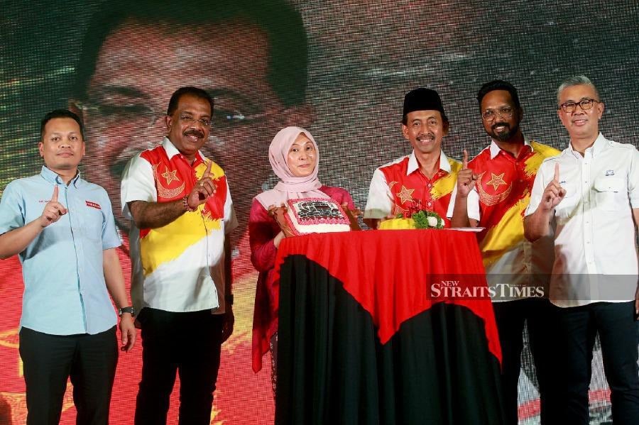 Natural Resources, Environment and Climate Change Minister Nik Nazmi Nik Ahmad has assured voters in Selangor that they will not face water issues as compared to states led by the opposition party. -NSTP/FAIZ ANUAR