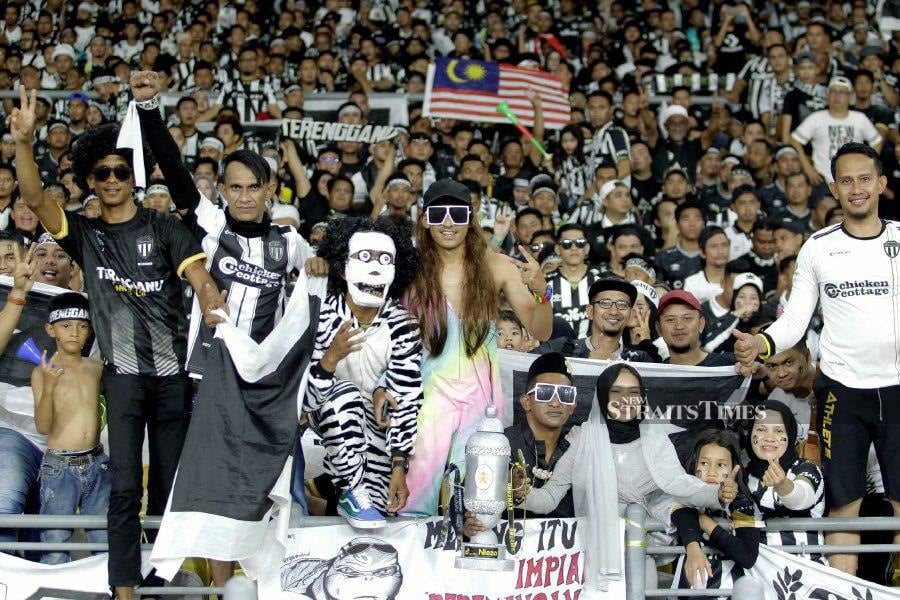 The atmosphere before the kick-off of the FA Cup final between Terengganu and JDT at National Stadium in Bukit Jalil. -NSTP/AIZUDDIN SAAD