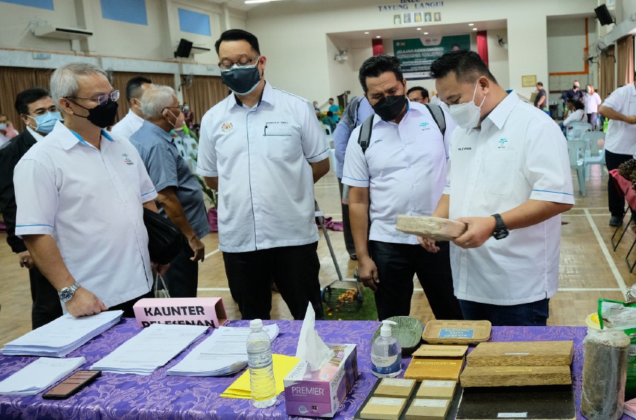 Deputy Plantation Industries and Commodities Minister II Datuk Willie Mongin (right) said the policy is at the discussion stage with the Agriculture and Food Industries Ministry and the Domestic Trade and Consumer Affairs Ministry. -BERNAMA PIC