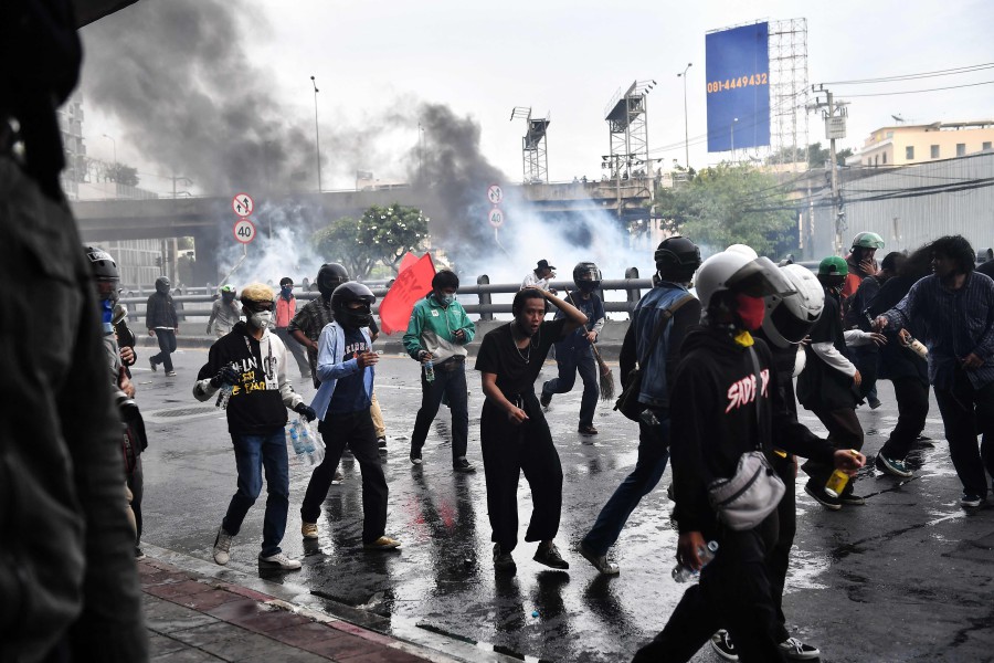 Thai police fire rubber bullets, tear gas at Bangkok protest | New ...