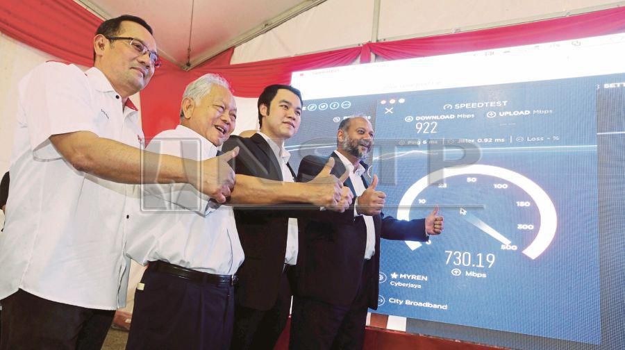 (File pix) Communications and Multimedia Minister Gobind Singh Deo (right) and Melaka Communications, Multimedia, Youth Development and Sports Committee chairman Kerk Chee Yee (second from right) at the launch of the Tenaga Nasional Bhd’s National Fiberisation and Connectivity Plan project in Jasin recently. With them are TNB chairman Tan Sri Leo Moggie (second from left) and Pos Malaysia Bhd chief executive officer Syed Md Najib Syed Md Noor. Pix by NSTP/ Rasul Azli Samad 