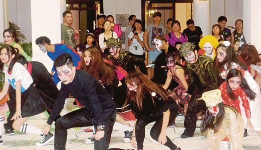 Flash mob dance to Michael Jackson’s ‘Thriller’.