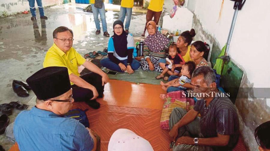 Batu Kitang assemblyman Lo Khere Chiang to meet and assist a family of seven, including two young children seeking shelter at an abandoned shop lot at Jalan Penrissen, near Kota Sentosa. (NSTP/GOH PEI PEI)