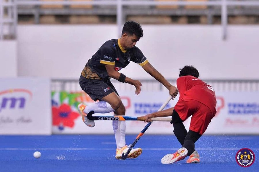 Terengganu in action against TNB Thunderbolts (in red) in Sunday's MHL match at National Hockey Stadium, Bukit Jalil. PIC COURTESY OF MHL