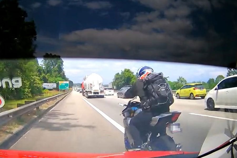 A video capturing a motorcyclist damaging a car’s side mirror has sparked a call for motorcyclists to be aware of the existence of SmartLanes during the festive season. PIC SCREEN CAPTURED FROM FB VIDEO