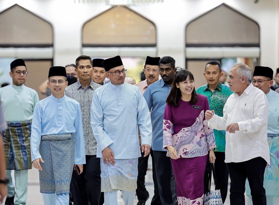 The prime minister, clad in a light blue baju Melayu and arrived at 6.47pm, was accompanied by the Communications and Digital Minister, Fahmi Fadzil and his deputy, Teo Nie Ching. -BERNAMA PIC