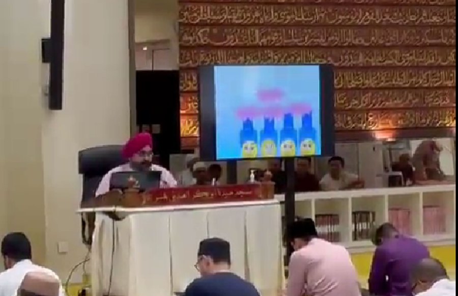 Saidina Abu Bakar As-Siddiq Mosque in Bangsar broke away from the usual practice and invited a Sikh doctor instead to deliver a lecture on quitting smoking last Friday. -Pic screen capture from Twitter video