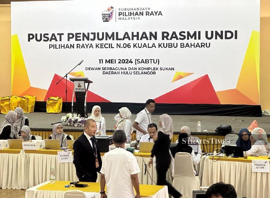 The counting of votes for the Kuala Kubu Baharu (KKB) state by-election takes place at the official vote tallying centre at the Hulu Selangor Multipurpose Hall and District Sports Complex. - NSTP/SAIFULLIZAN TAMADI
