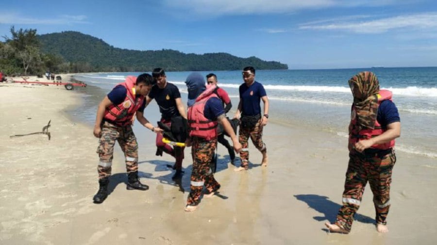 A school swimming outing at Kampung Bakasan Beach, Karambunai, near here turned into a tragedy when a pupil drowned. PIC COURTESY OF FIRE & RESCUE DEPT
