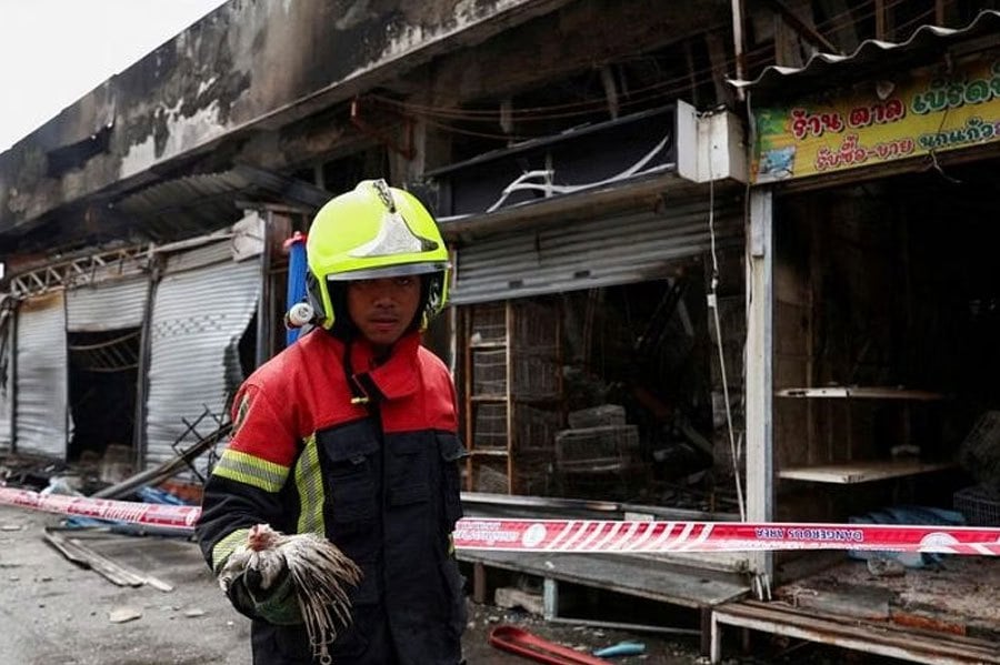 More than a thousand exotic animals, reptiles and pets perished in a sprawling market in Thailand’s capital Bangkok after a fire ripped through over a hundred shops in the early hours of Tuesday, authorities said. REUTERS PIC