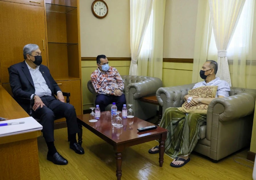 Deputy Prime Minister Datuk Seri Dr Ahmad Zahid Hamidi visited Pahang Menteri Besar Datuk Seri Wan Rosdy Wan Ismail at the National Heart Institute (IJN) here this afternoon. PIC COURTESY OF ZAHID HAMIDI FB