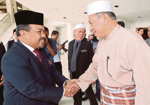 Minister in the Prime Minister’s Department Datuk Seri Jamil Khir Baharom being greeted by Kelantan Menteri Besar Datuk Ahmad Yaacob at Balai Islam in Lundang yesterday. Pic by Fathil Asri
