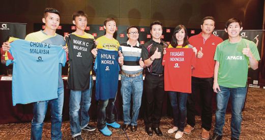 National shuttlers Chow Pak Chuu (left), Mak Hee Chun (second from left) with Korean player Lee Hyun Il (third from left) and Indonesian shuttler Anrianti Firdasari (third from right) at the Apacs sponsorship signing event in Kuala Lumpur yesterday. Pic by Hasriyasyah Sabudin