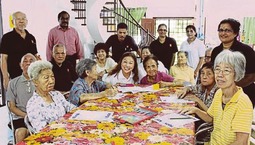  Margaret Liew (seated front row, third from left) with patients and staff of Johor Baru Alzheimer’s Disease Support Association. Pix by Norbaiti Phaharoradzi