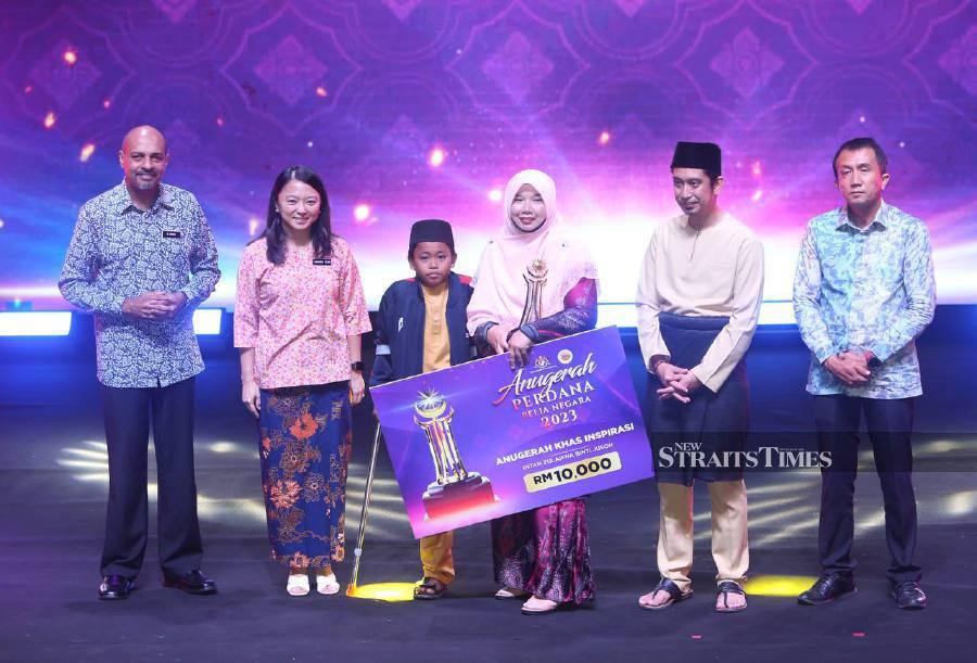 Intan Zulaikha Jusoh (3rd from right), was awarded for the Anugerah Khas Inspirasi category where she bags a trophy and RM10,000. NSTP/MOHAMAD SHAHRIL BADRI SAALI