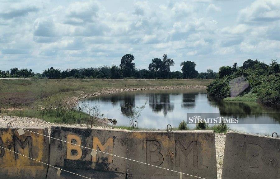 Villagers living in several areas along the Golok river are hoping that the construction of Phase One of the Sungai Golok Integrated River Basin Development (PLSB) project will prevent serious flooding when the northeast monsoon season starts. NSTP/SHARIFAH MAHSINAH ABDULLAH