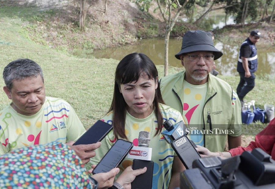 Deputy Communications and Digital Minister, Teo Nie Ching, speaks to the press during the ‘Carbon Footprint En Route to Nature’ program at the Cyberjaya Lake Gardens in Cyberjaya. NSTP/SADIQ SANI