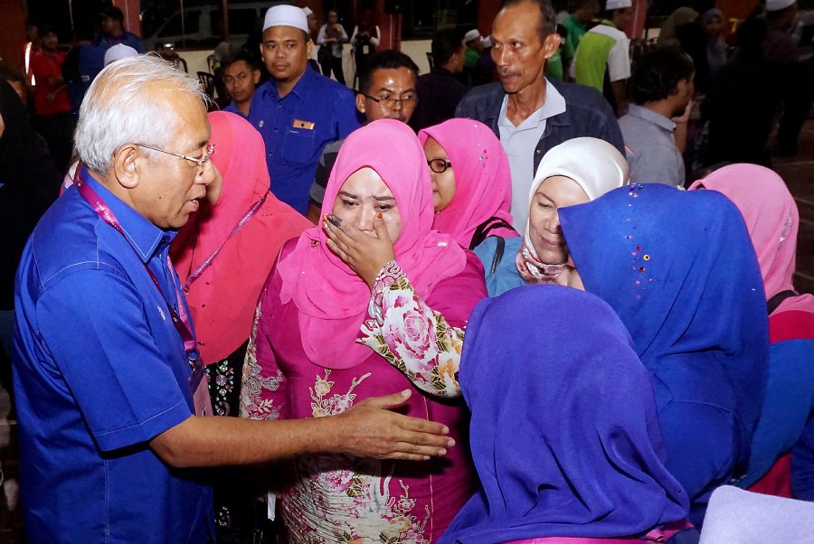  Datuk Seri Mahdzir Khalid consoling his supporters yesterday. Bernama Photo 