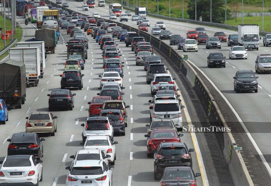 FILE: TThose spending long hours in vehicles every day face health-related risks, even the possibility of premature deaths, from exposure to outdoor air pollutants. — NST FILE PIC