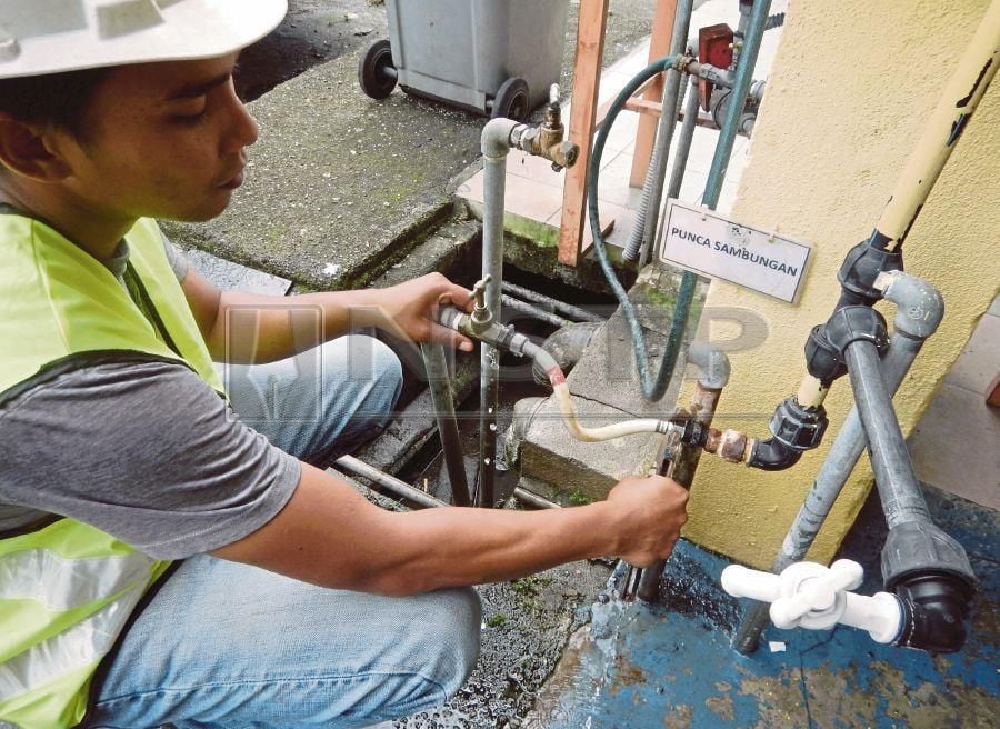 (File pix) Household and commercial water users can and should play an active role by reporting problems in water supply as well as theft to the authorities. Pix courtesy of SAINS