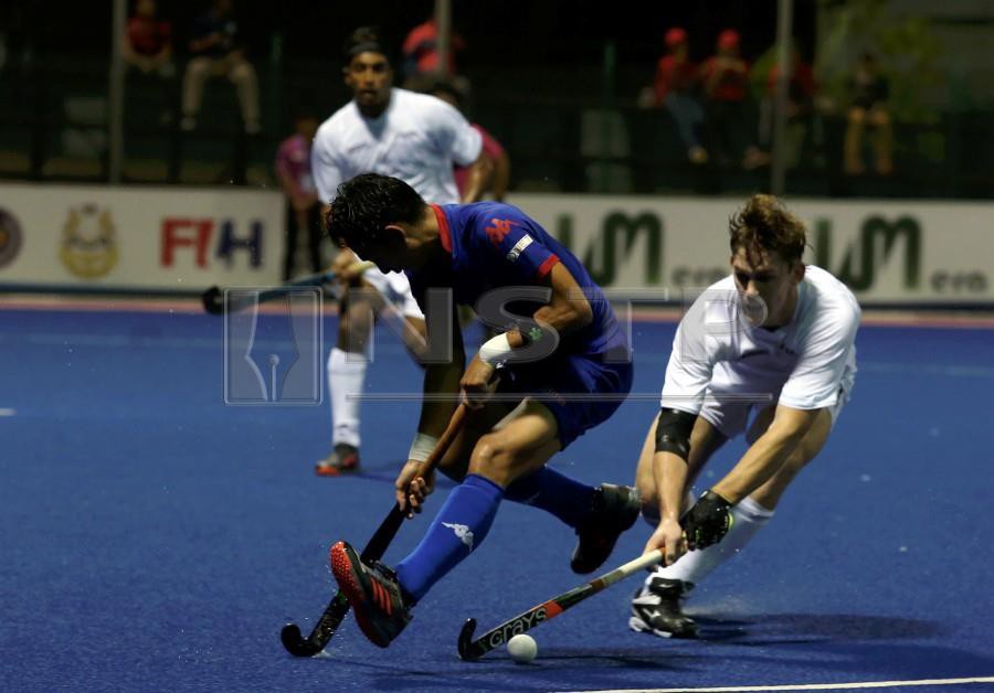  Malaysia’s Shello Silverius (left) in a tussle for the ball with New Zealand’s Reuben Andrews at Taman Daya Hockey Stadium yesterday. Malaysia lost 5-4. NST pix by HAIRUL ANUAR RAHIM