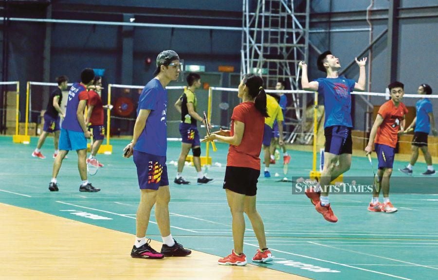 BAM coaching director Wong Choong Hann (second from left) speaks to national doubles shuttler Pearly Tan during training at the Akademi Badminton Malaysia on Tuesday. -NSTP/ HAIRUL ANUAR RAHIM