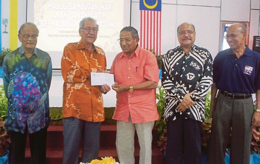 Tan Sri Mohd Haidar (second from left) handing a personal contribution to Pkayipp president Tan Sri Yussof. 