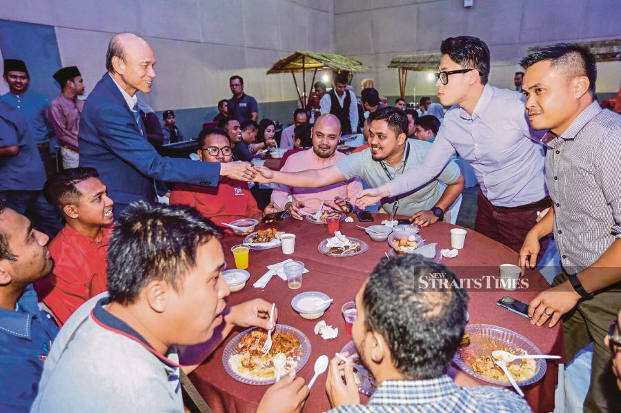Tan Sri Lee Lam Thye mingling with staff of the National Institute of Occupational Safety and Health during a Hari Raya open house in 2018. - NSTP file pic