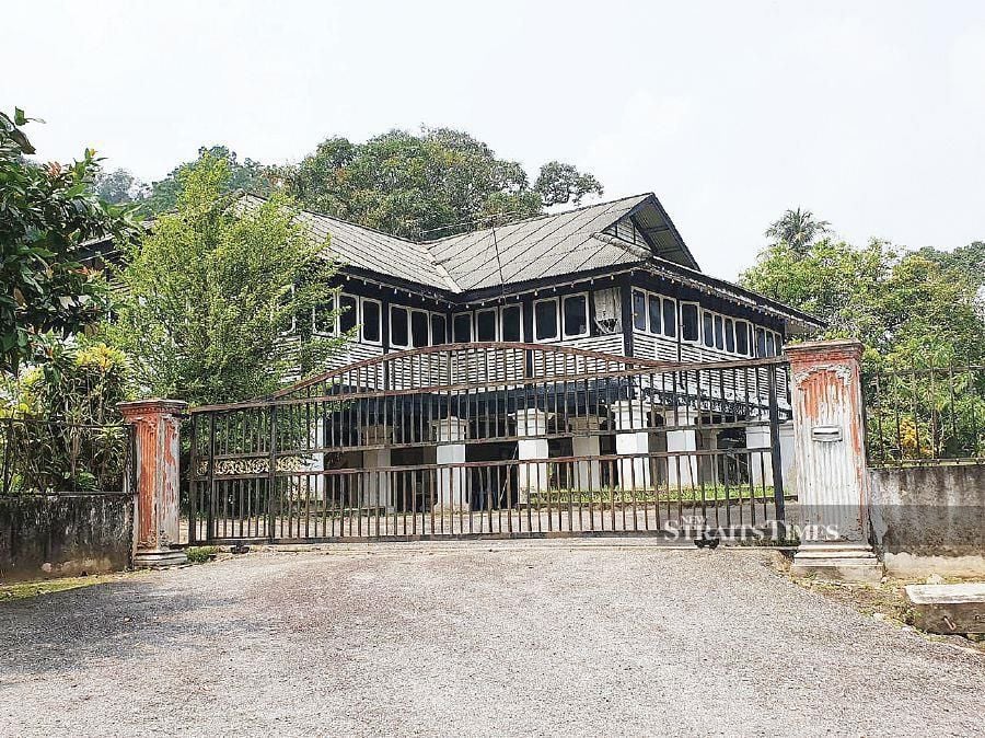 This house, which was then the Baling District Officer’s official residence, was used during breakout sessions between Tunku Abdul Rahman and his entourage. 
