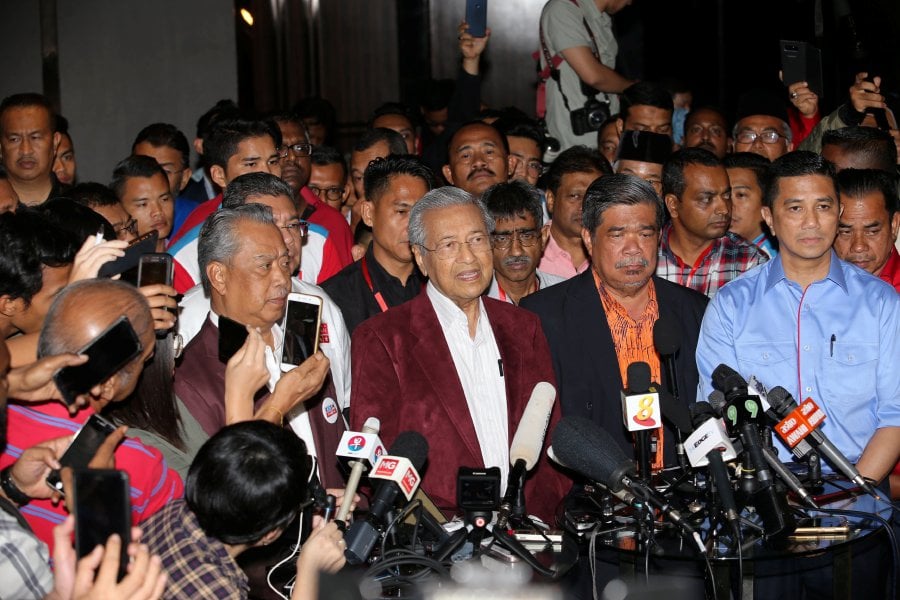 Opposition leaders conquer parliamentary and state seats. Pic by Eizairi Shamsudin