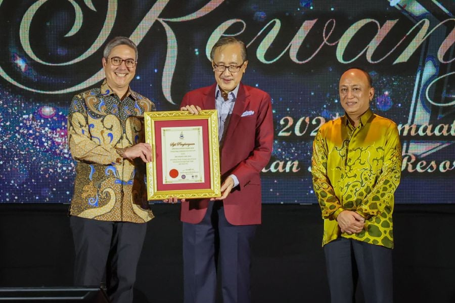 KOTA KINABALU: Sabah Finance Minister Datuk Seri Masidi Manjun (centre) presented appreciation token to SMJ Energy board of director Datuk Brenndon Keith Soh for highest dividend paid to the state government during the ministry's event at a hotel here. PIC COURTESY OF SABAH FINANCE MINISTRY