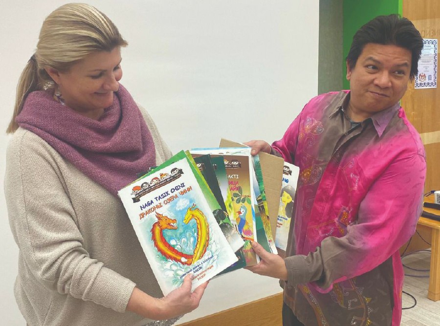 Malaysian embassy chargé d’affaires Johan Ariff Abdul Razak handing over books on fairy tales to Russian State Children’s Library director Maria Vedenyapina. -Pic courtesy of writer