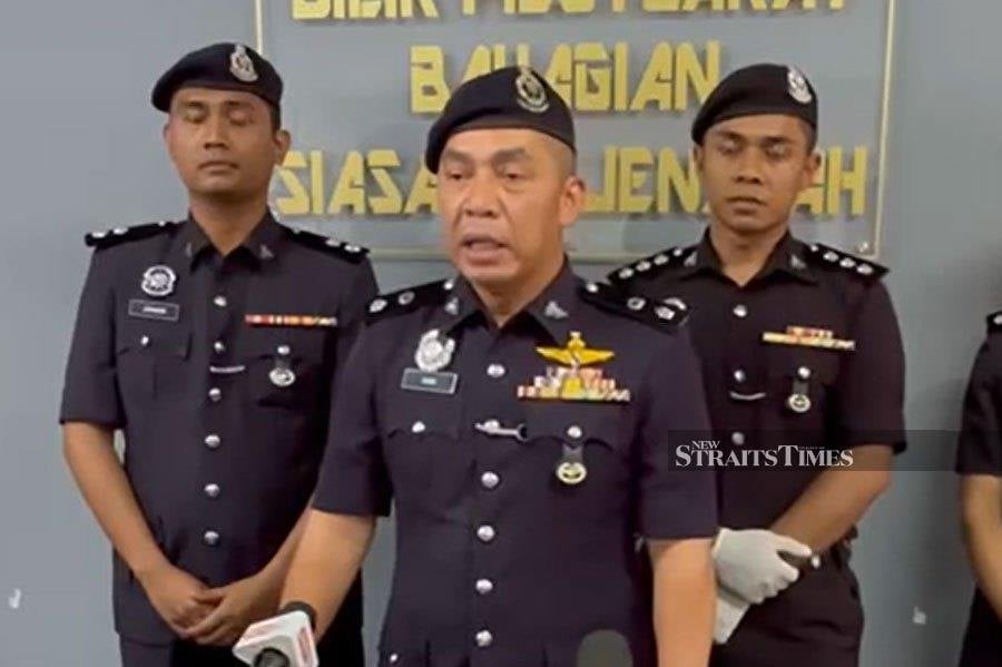 District police chief Superintendent Mohd Haki Hasbullah (center) said the 35-year-old man was arrested at Kampung Kusial Bharu, about two km from Taman Kota Harmoni. NSTP FILE PIC