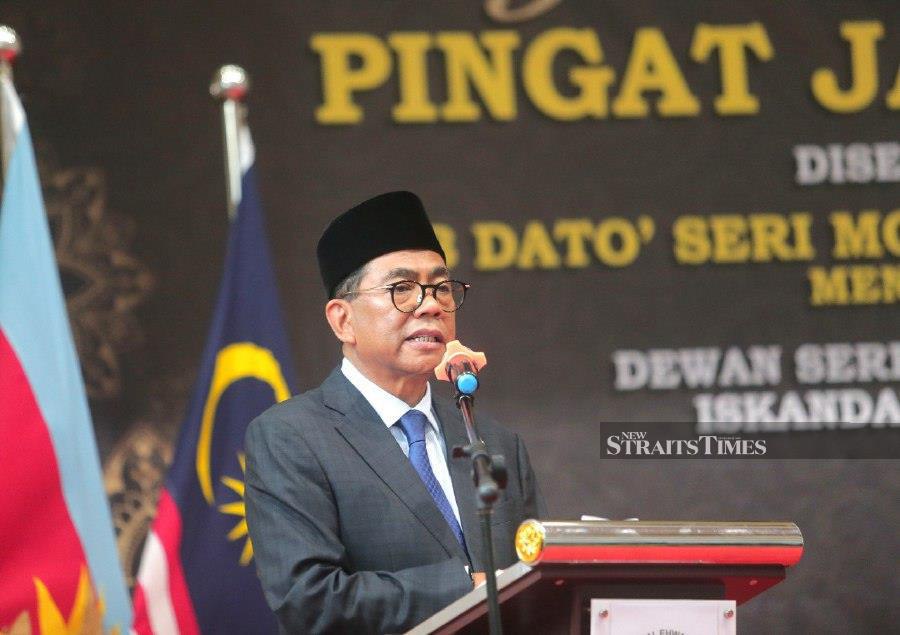 Politicians should be giving the Madani government their full cooperation to govern instead of harping on sentiments, said Umno vice-president Datuk Seri Khaled Nordin.
