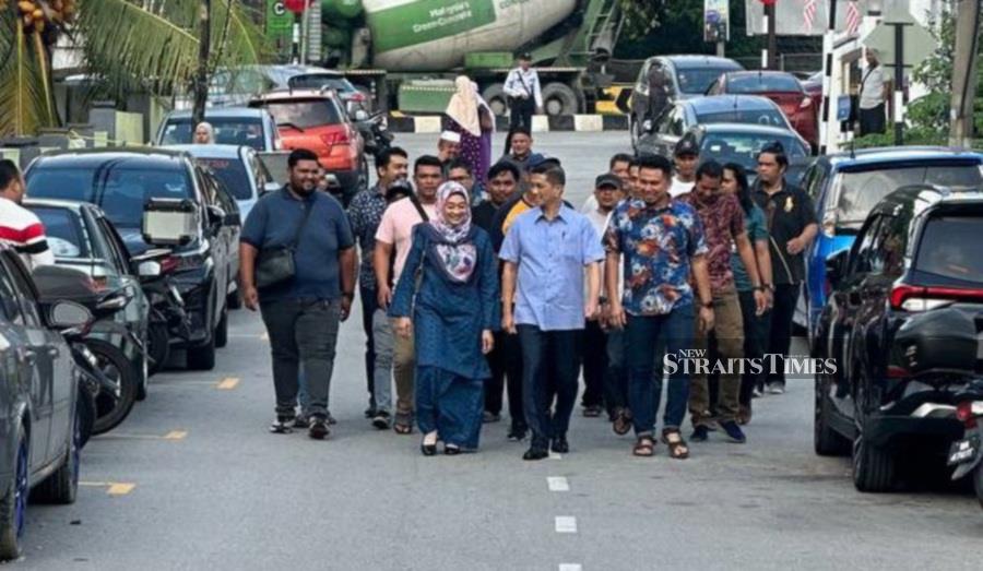 Azmin arrives at SK Klang Gate to cast his vote [NSTTV] | New Straits ...