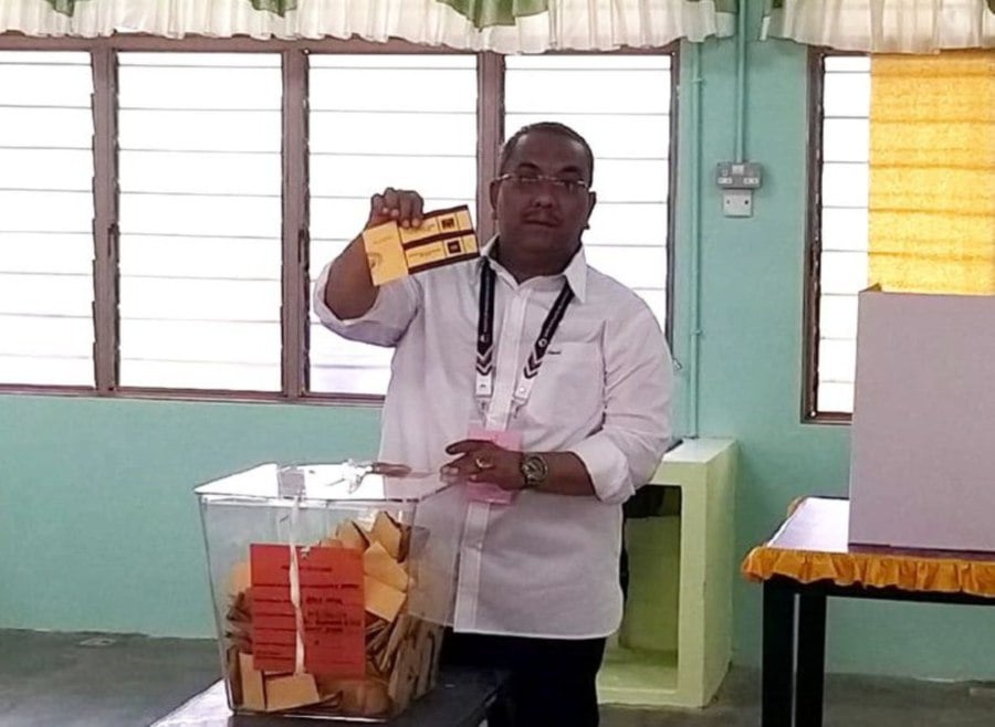 Kedah caretaker Menteri Besar Datuk Seri Muhammad Sanusi Md Nor revealed his vote on the ballot paper before placing it in the box at the SK Bandar Baharu Beris Jay polling center here today. -COURTESY PIX