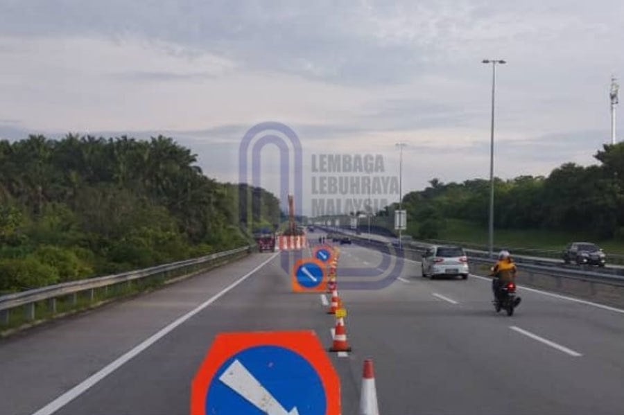 The emergency and left lane of the Kajang-Seremban (Lekas) Highway at KM 9.3 northbound has been closed following a slope collapse incident. PIC CREDIT TO LLM