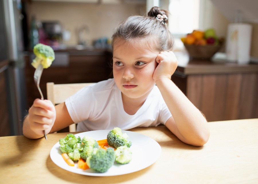 Encouragement, not nagging, is key to getting kids to eat vegetables. Picture: Designed by Freepik.