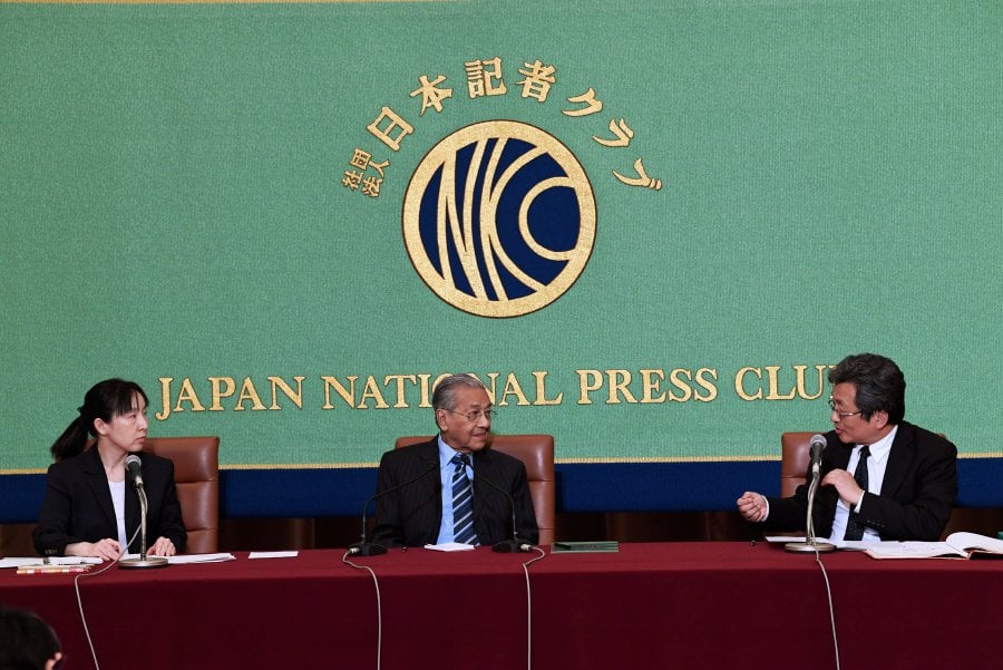Prime Minister Tun Dr Mahathir Mohamad at a dialogue with foreign correspondents, hosted by Japan’s National Press Club, the Malaysian premier was praised for being an encouraging icon for the ageing society, and asked if his experience was a factor for the GE14 victory. Also present was Japan’s National Press Club chairman Ryosuke Harada (Right). Bernama Photo 